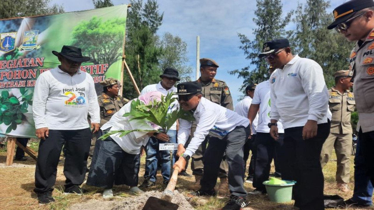 Bupati Kepulauan Seribu Junaedi menyaksikan kegiatan Jumat Menanam Pohon di Pulau Panjang, Kelurahan Pulau Kelapa, Kepulauan Seribu Utara, Jumat (20/1/2023). ANTARA/HO-Kominfotik Kepulauan Seribu