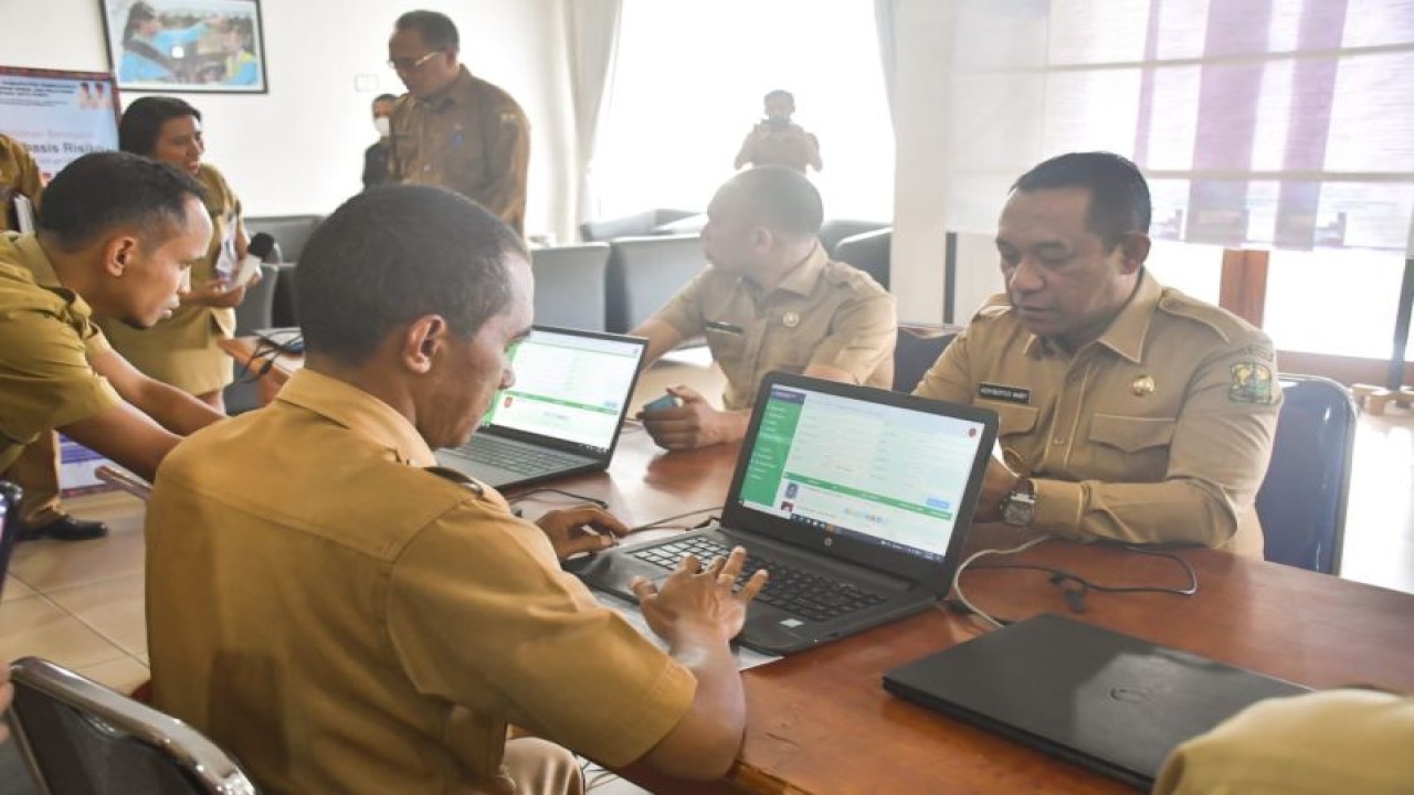 Bupati Kabupaten Manggarai Provinsi Nusa Tenggara Timur Heribertus Nabit (kanan) mengisi data kependudukan yang dilakukan secara digital, Senin (30/1/2023). (ANTARA/HO-Bagian Protokol dan Komunikasi Pimpinan Setda Kabupaten Manggarai)