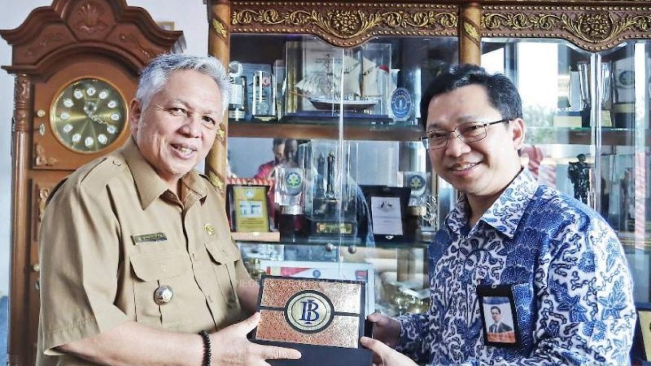 Bupati Bangka Barat Sukirman menerima kunjungan Kepala Kantor Perwakilan Bank Indonesia Babel Budi Widihartanto (kemeja biru). (ANTARA/HO-Diskominfo Bangka Barat)