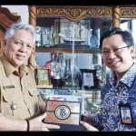 Bupati Bangka Barat Sukirman menerima kunjungan Kepala Kantor Perwakilan Bank Indonesia Babel Budi Widihartanto (kemeja biru). (ANTARA/HO-Diskominfo Bangka Barat)-1673593476