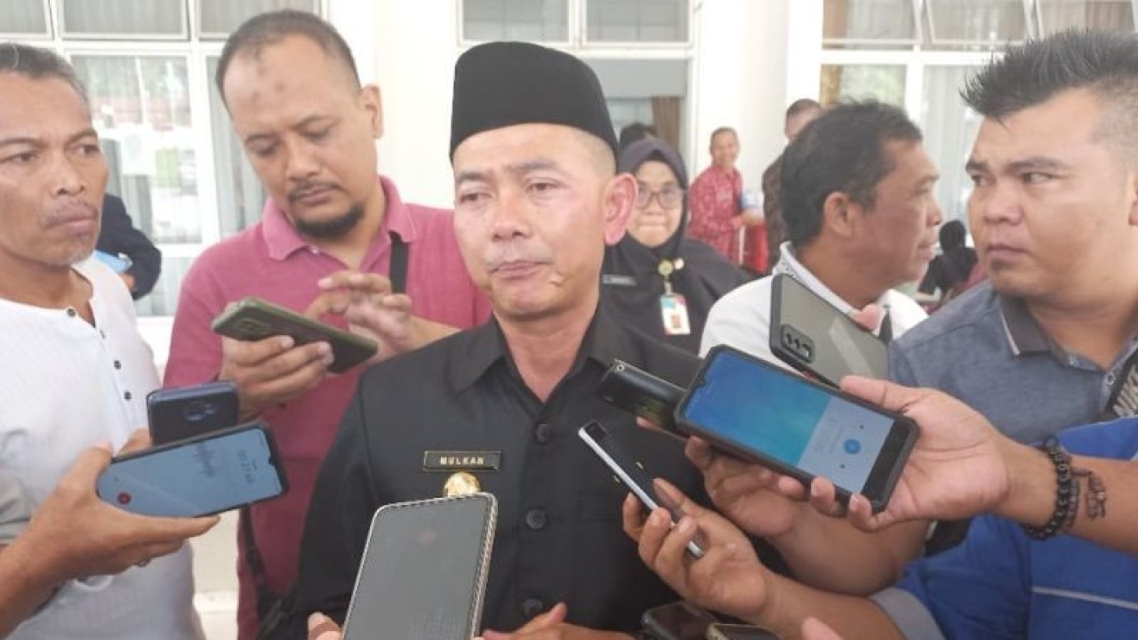 Bupati Bangka Mulkan (ANTARA/Kasmono)