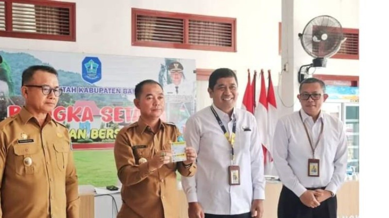 Bupati Bangka Mulkan menerima NPWP dari KPP Pramata Bangka (ANTARA/Kasmono)