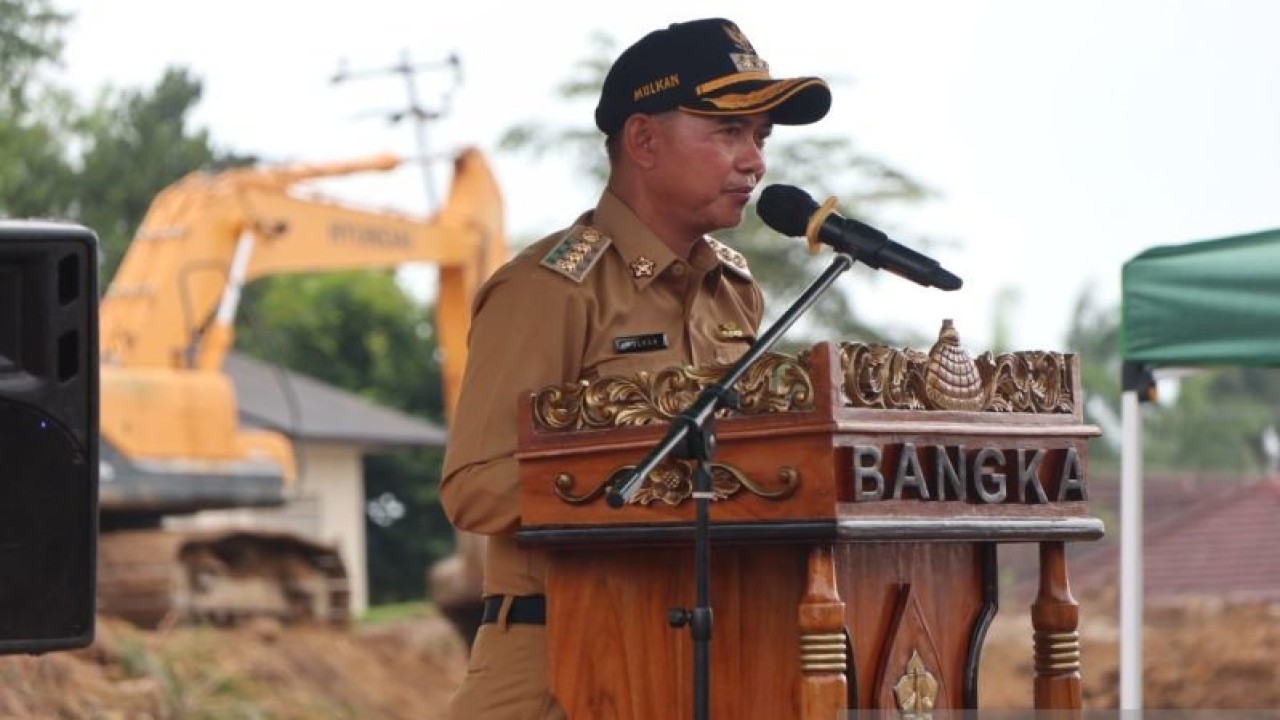 Bupati Bangka Mulkan saat panen raya padi (babel.antaranews.com)