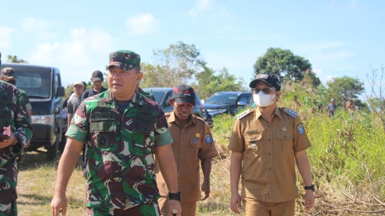 Bupati Bangka Tengah Algafry Rahman (kanan) (ANTARA/Ahmadi)