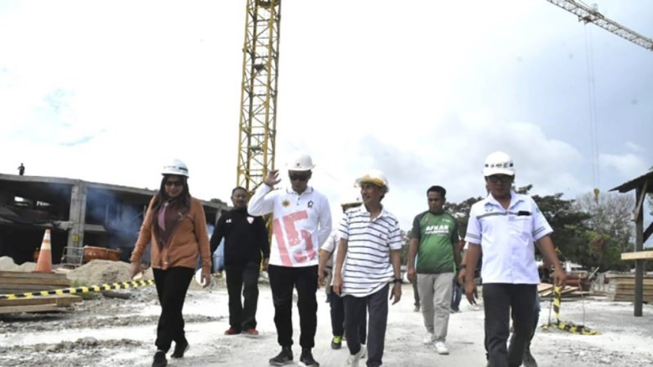 Bupati Gorontalo Nelson Pomalingo (tengah) meninjau pembangunan pasar modern Limboto di Kabupaten Gorontalo, Gorontalo. ANTARA/HO-Diskominfo Kabupaten Gorontalo