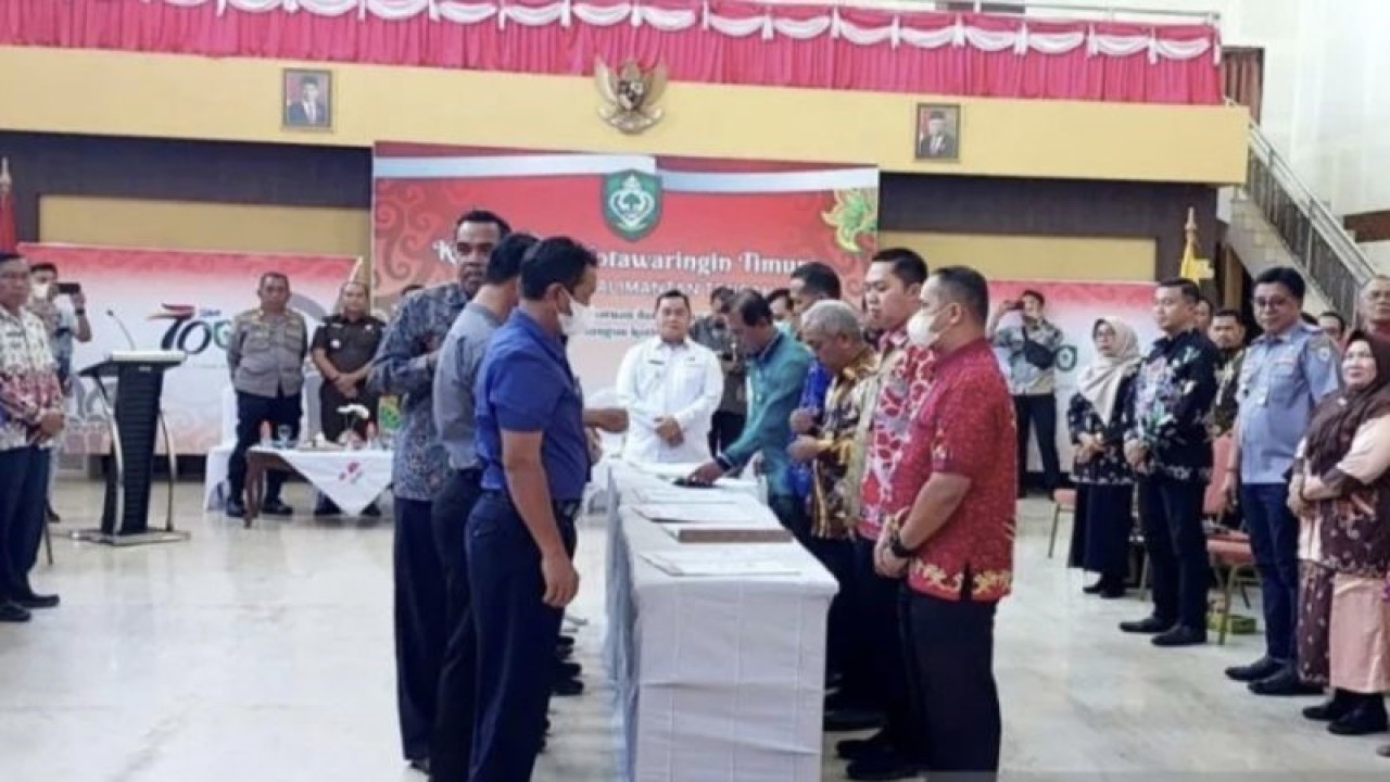 Bupati Halikinnor memimpin dimulainya penandatanganan kontrak pengadaan barang/jasa di Kabupaten Kotawaringin Timur, Kamis (12/1/2023). (ANTARA/Norjani)