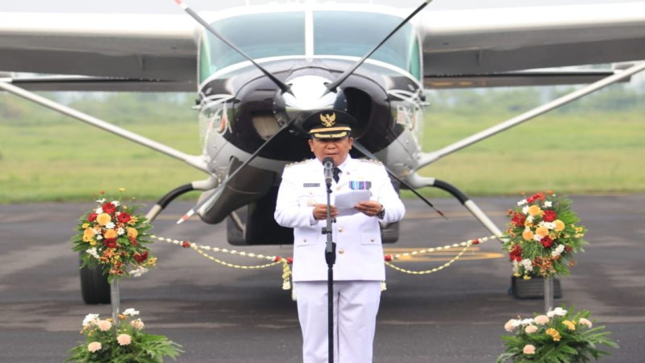Bupati Jember Hendy Siswanto saat memberikan sambutan dalam upacara HUT ke-94 Kabupaten Jember di Bandara Notohadinegoro, Senin (2/1/2023). (ANTARA/HO-Diskominfo Jember)