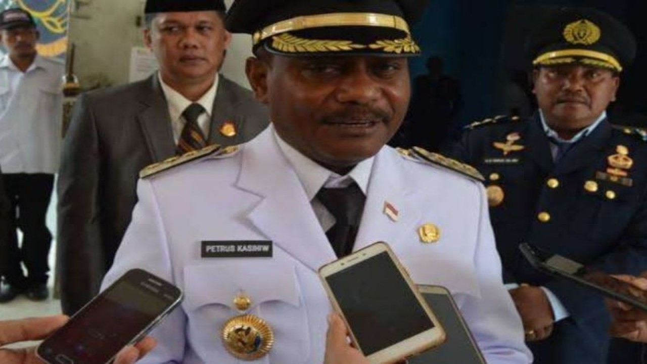 Bupati Kabupaten Teluk Bintuni Petrus Kasihiuw. (ANTARA/HO-Humas Pemda Bintuni)