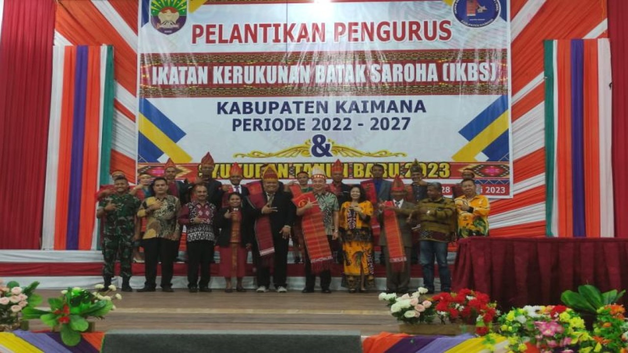 Bupati Kaimana Freddy Thie bersama isteri foto bersama pengurus Ikatan Kerukunan Batak Saroha (IKBS) Kaimana masa bakti 2022-2027. (ANTARA/HO-Tim Media Bupati Kaimana)