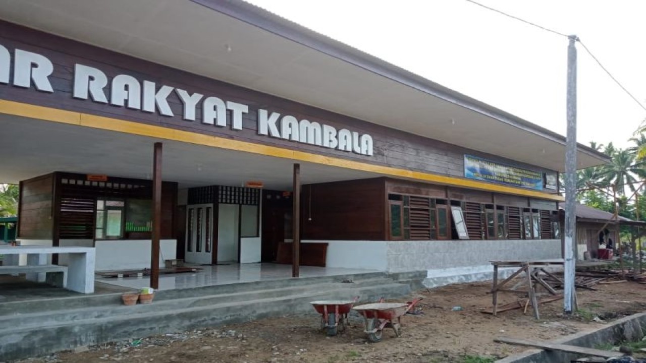 Pasar Rakyat Kambala, Distrik Buruway, Kabupaten Kaimana, Papua Barat yang telah selesai direvitalisasi dengan anggaran APBN dari Kementerian Perdagangan RI. (ANTARA/HO-Tim Media Bupati Kaimana)