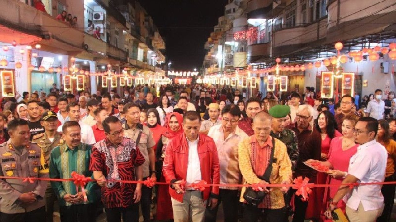 Bupati Kepulauan Meranti, Muhammad Adil (baju merah) memotong pita tanda diresmikan Gapura dan Festival Lampu Lampion di Jalan Ahmad Yani Selatpanjang belum lama ini. (ANTARA/Rahmat Santoso)