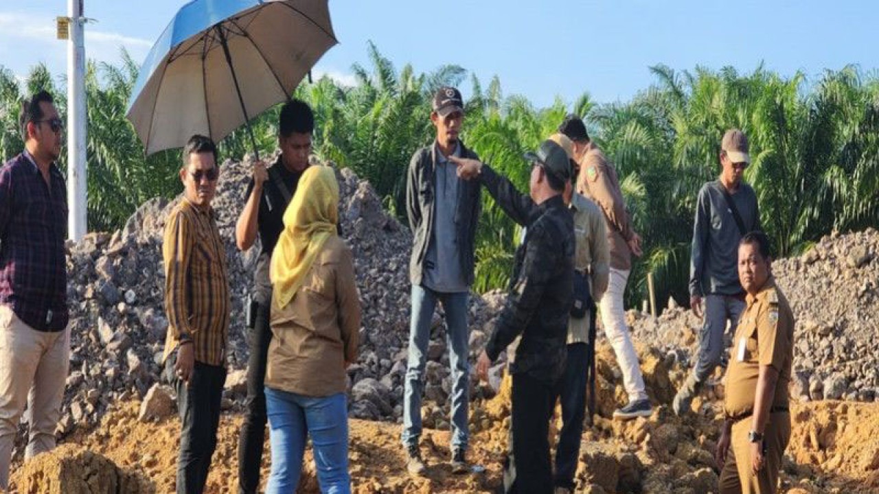 Bupati Kotabaru tinjau pembangunan jalan menuju Rumah Sakit Sengayam (ANTARA/Aqsin)