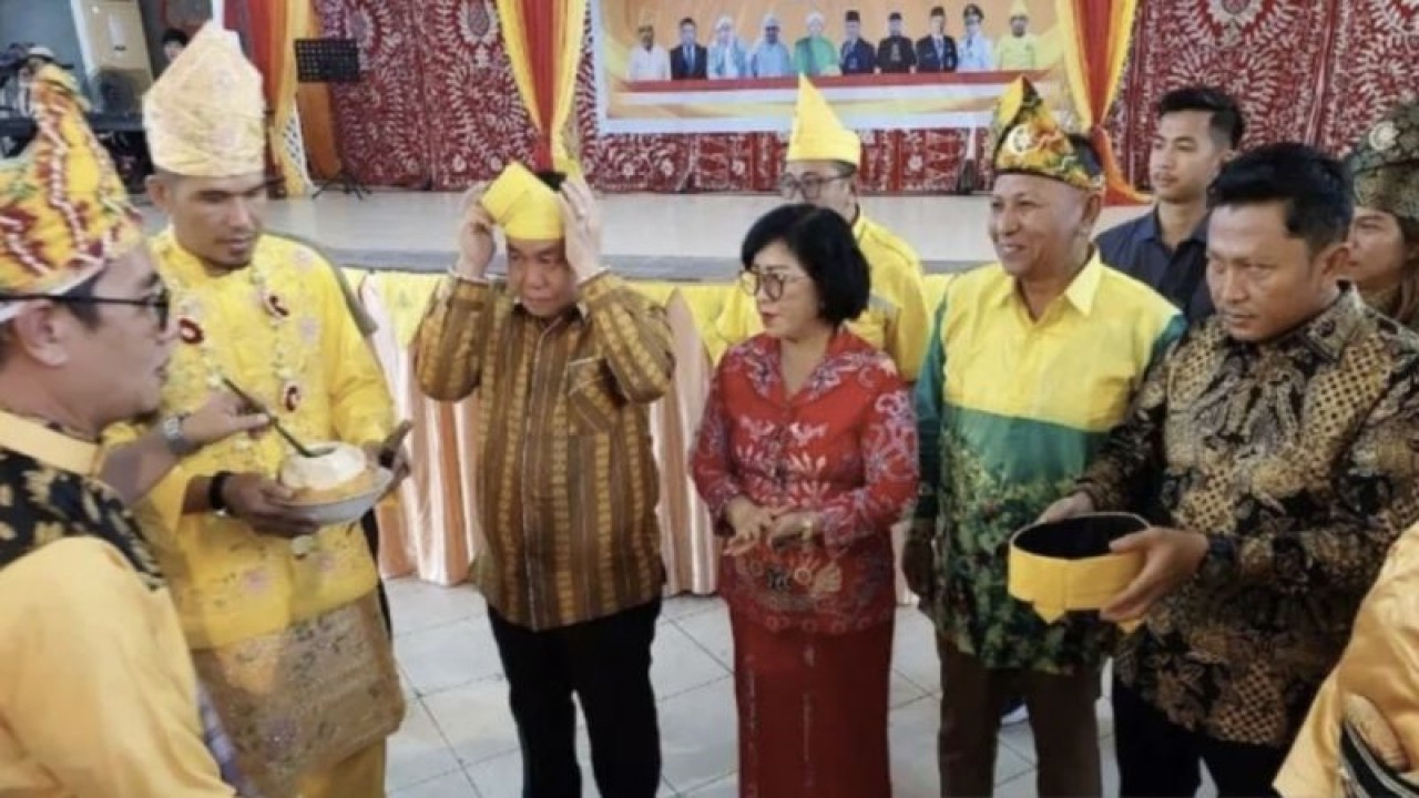 Bupati Halikinnor dan pejabat lainnya menghadiri pelantikan pengurus DPC Laung Kuning Banjar Kota Sampit dan DPC Laung Kuning Banjar Kota Palangka Raya di Sampit, (14/1/2023). (ANTARA/Norjani)