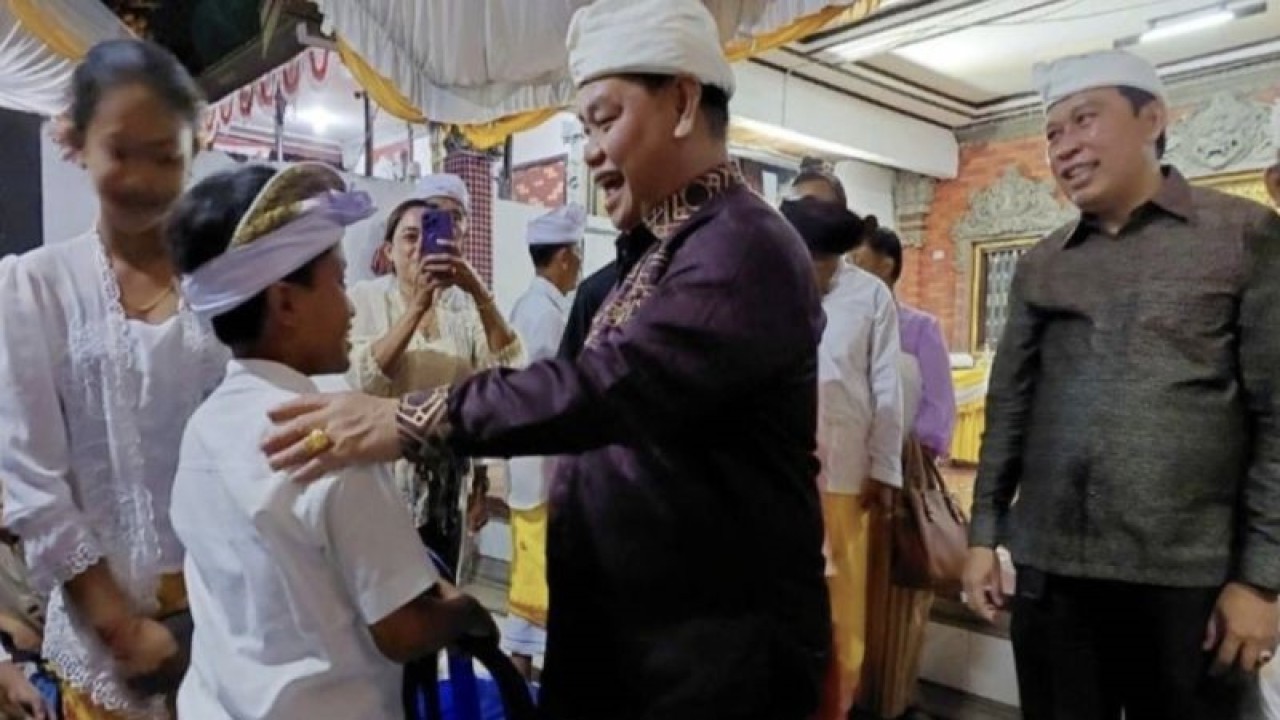Bupati Halikinnor berbincang santai dengan seorang anak yang turut hadir dalam upacara Dewa Yadna Karya Mlaspas, Mupuk Pendingan Lan Piodalan Agung di Pura Tri Bhuwana Agung Sampit, (21/1/2023) malam. (ANTARA/Norjani)