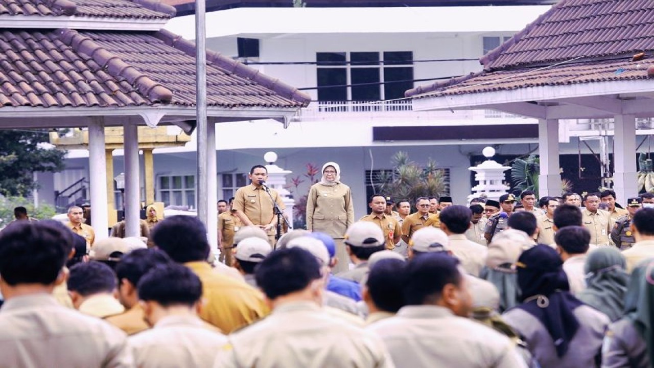 Bupati Lumajang Thoriqul Haq dan Wakil Bupati Indah Amperawati saat memberikan sambutan dalam apel besar mengawali tahun 2023 di alun-alun Lumajang, Senin (2/1/2023) ANTARA/HO-Diskominfo Lumajang