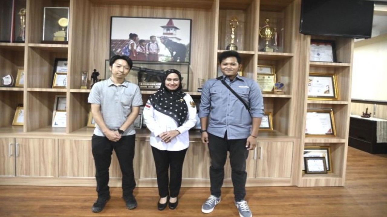 Bupati Luwu Utara Indah Putri Indriani saat menerima kunjungan pihak Komatsu Indonesia.ANTARA/HO-Pemkab Lutra.