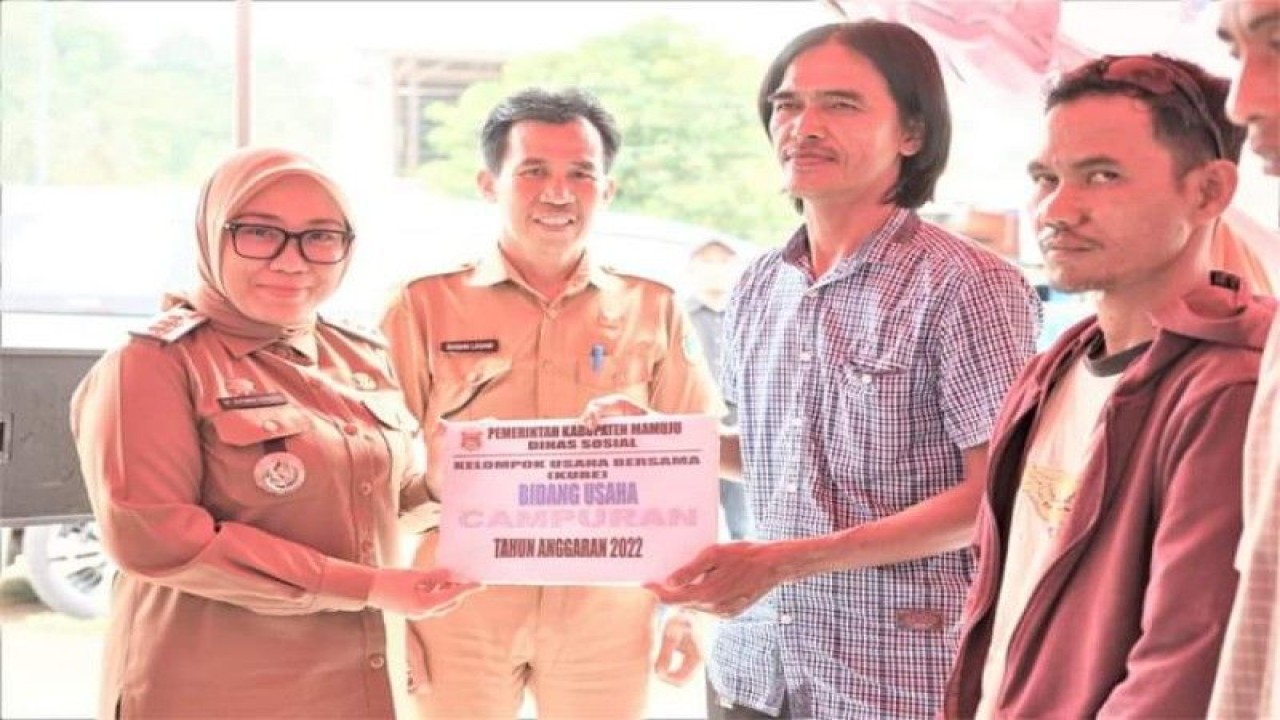 Bupati Mamuju, Sutinah Suhardi menyalurkan bantuan kepada kelompok usaha di Mamuju untuk meningkatkan pendapatan masyarakat Senin (02/1/2023) ANTARA/M Faisal Hanapi