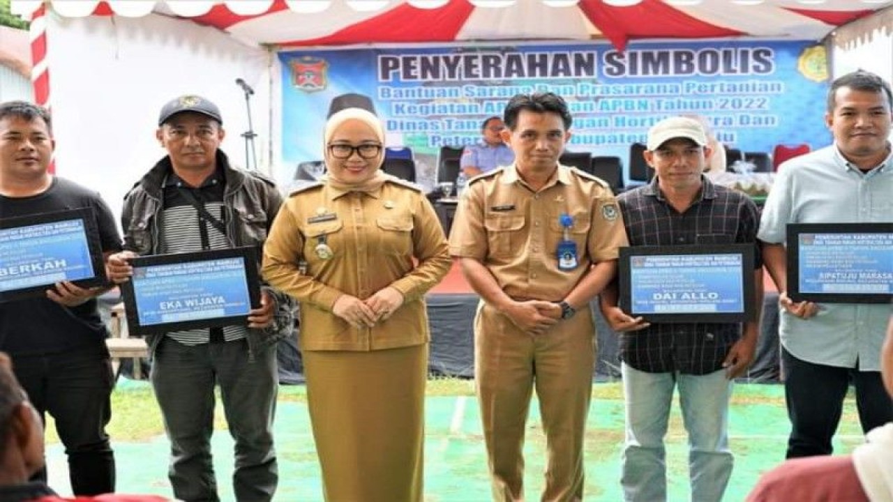 Bupati Mamuju Sutinah Suhardi menyerahkan sejumlah alat dan sarana pertanian untuk kelompok tani di Mamuju, Selasa (3/1/2023) ANTARA/M. Faisal Hanapi