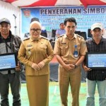 Bupati Mamuju Sutinah Suhardi menyerahkan sejumlah alat dan sarana pertanian untuk kelompok tani di Mamuju, Selasa (3/1/2023) ANTARA/M. Faisal Hanapi-1672800501