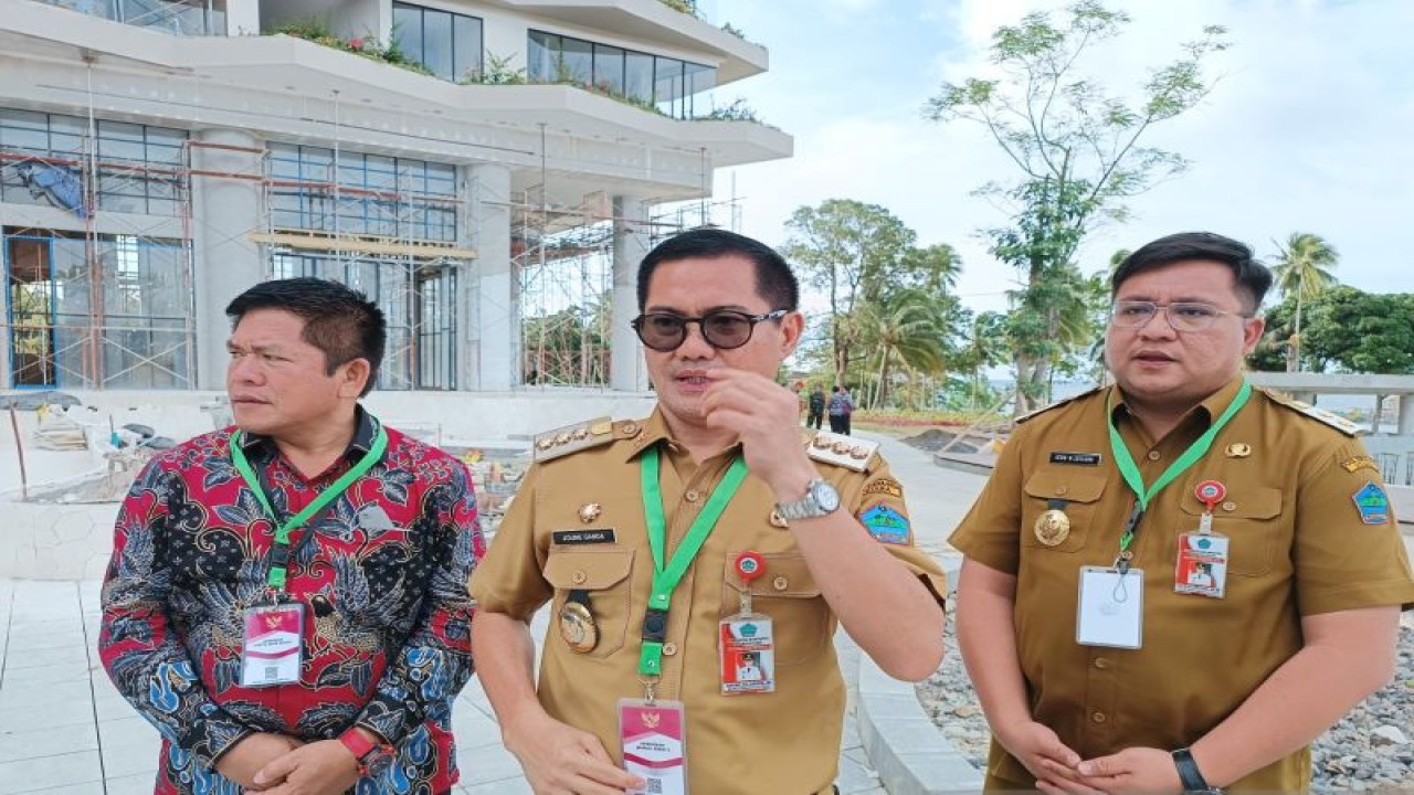 Bupati Minahasa Utara, Sulawesi Utara, Joune Ganda (tengah) optimistis kehadiran sejumlah hotel di kabupaten tersebut akan menjadikan kawasan ini sebagai salah satu tujuan 'Meeting, Incentive, Conference, Exhibition (MICE). (1)