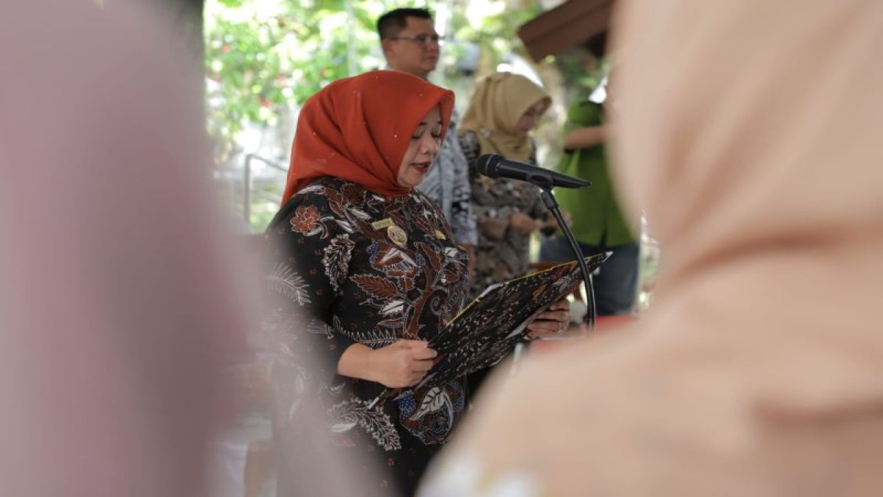 Bupati Sleman Kustini Sri Purnomo didampingi Wakil Bupati Sleman Danang Maharsa melantik 42 pengurus Paguyuban Eksportir Sleman Sembada (PaESS) di Pendopo Rumah Dinas Bupati Sleman, Kamis (12/1/2023). ANTARA/HO-Bagian Prokopim Setda Sleman