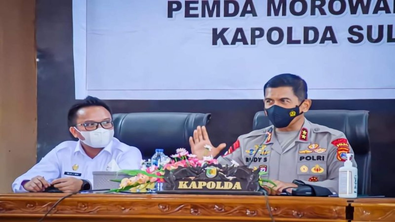 Bupati Morut Delis Julkasson Hehi (kiri) bersama Kapolda Sulteng Irjen Pol Rudy Sufahriadi (kanan) pada rapat pertemuan beberapa waktu lalu di Kolonodale. ANTARA/HO/-MCDD Morut.