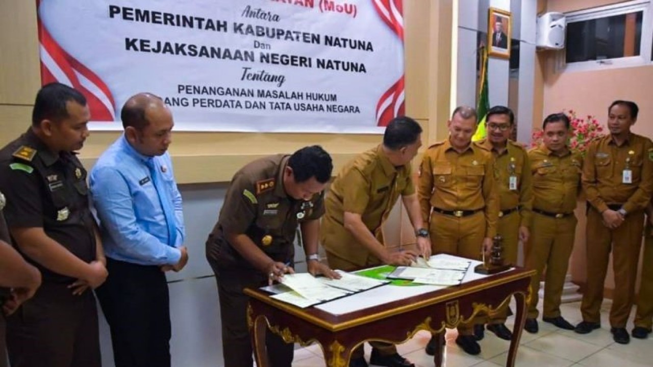 Bupati Natuna, Wan Siswandi (tengah) saat tandatangani kerja sama tentang penanganan hukum perdata dan tata usaha negara dengan Kejaksaan Negeri Natuna, Provinsi Kepulauan Riau. (ANTARA/Cherman)