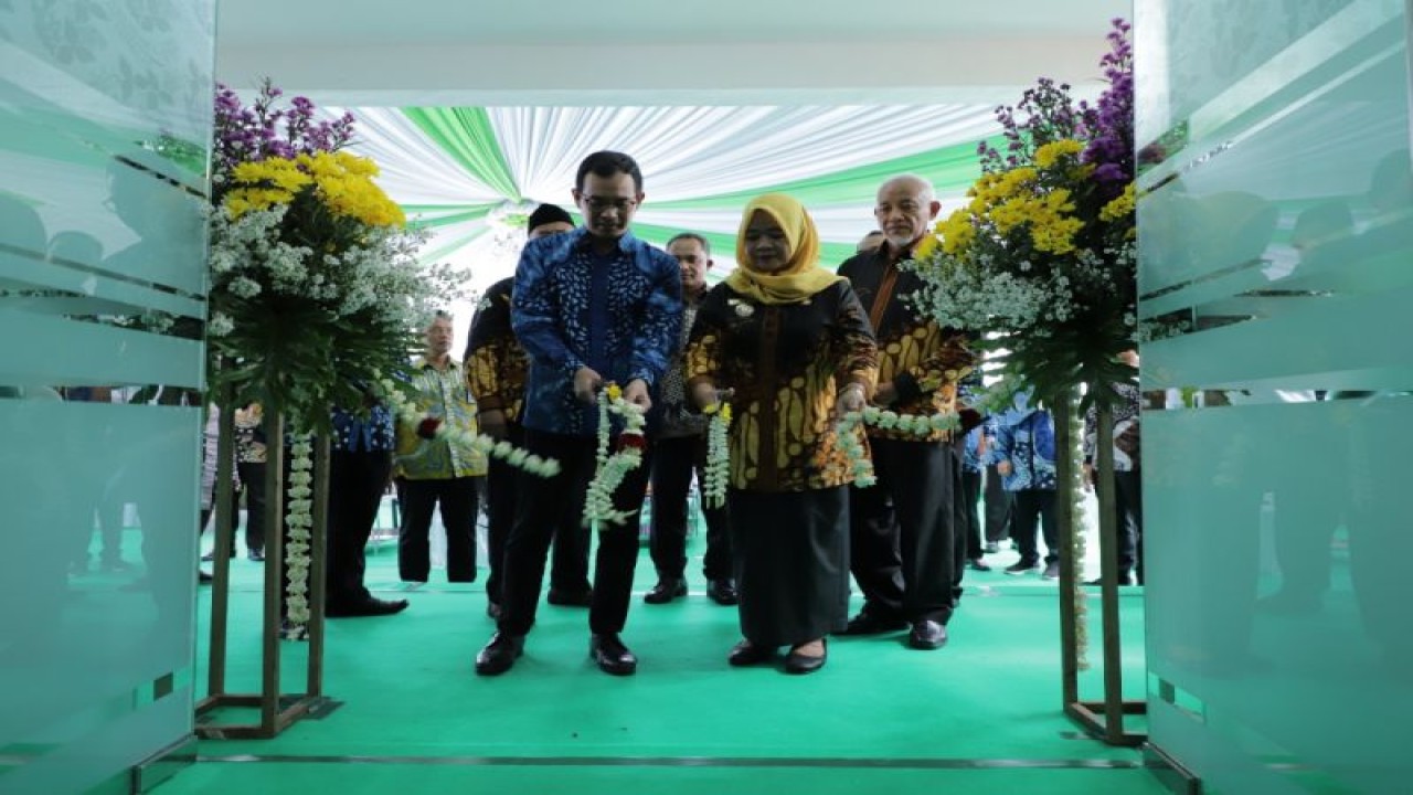 Bupati Sleman Kustini Sri Purnomo meresmikan PT Bank Perkresitan Rakyat (BPR) Syariah Sleman atau Bank Sleman Syariah di kantor baru Bank Sleman Syariah di Jalan Parasamya, Kabupaten Sleman, Rabu (11/1/2023). ANTARA/HO-Bagian Prokopim Setda Sleman