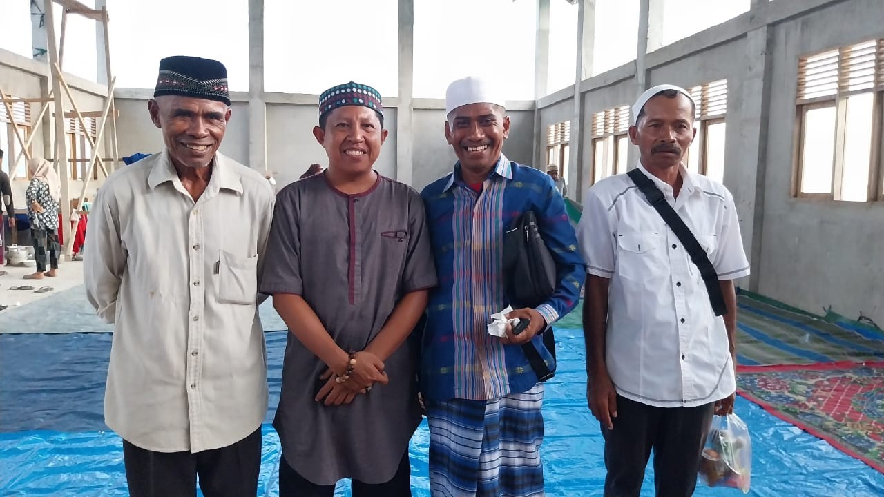 Burhan Zainuddin (kedua dari kiri). (Net)