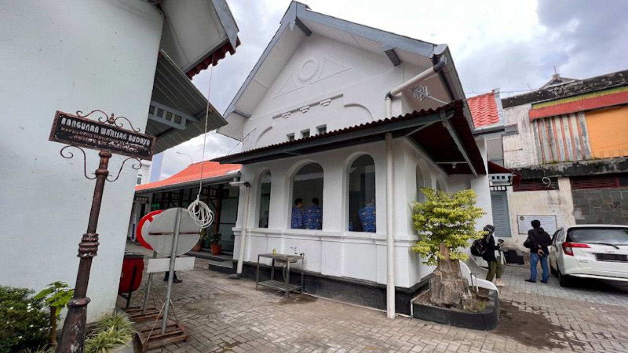 Bangunan cagar budaya di kompleks kantor Dinas Pendidikan Pemuda dan Olahraga Kota Yogyakarta yang baru saja direhabilitasi menggunakan dana keistimewaan 2022, Selasa (17/1/2023) (ANTARA/Eka AR)