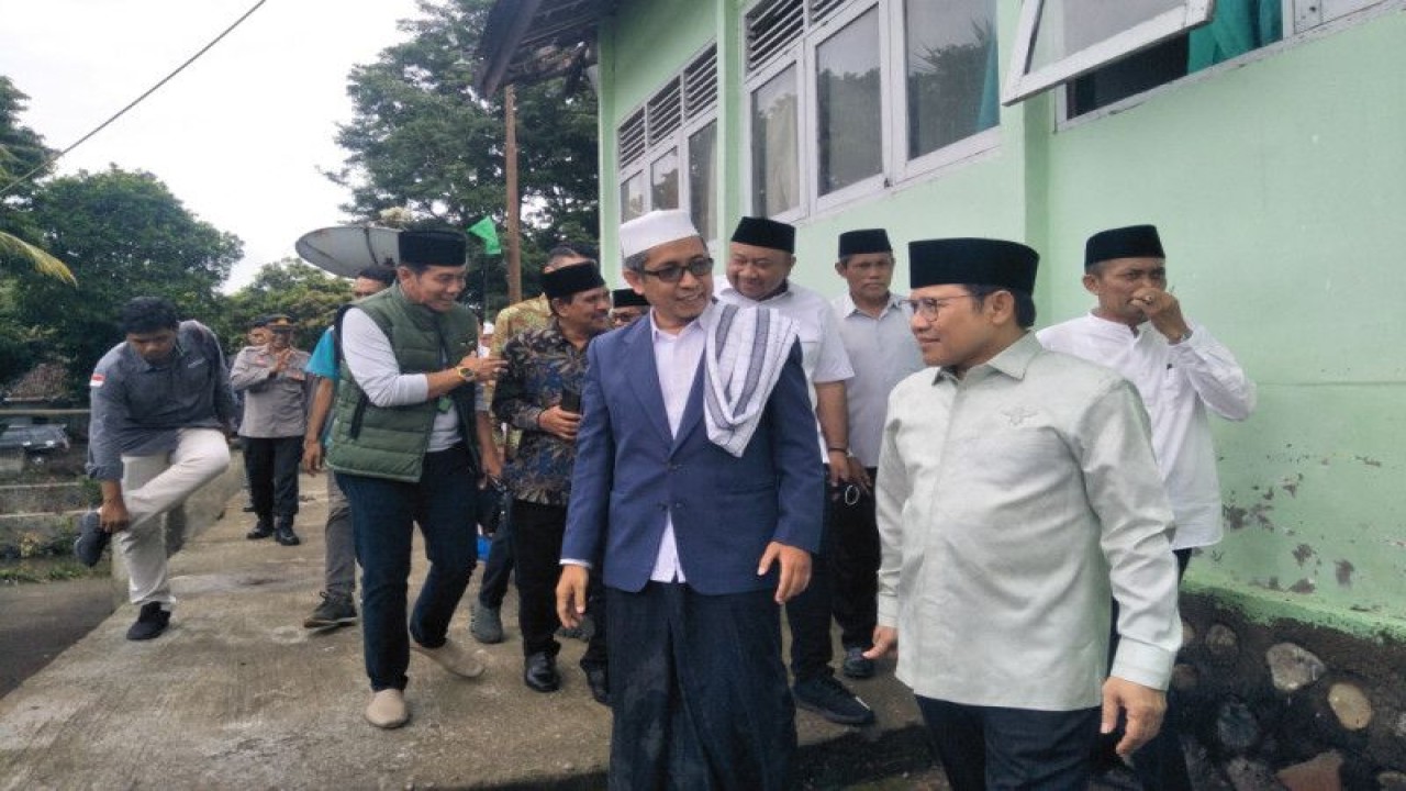 Ketua Umum PKB, Cak Imin saat melakukan kunjungan kerja di Lombok Tengah, Nusa Tenggara Barat, Selasa (31/01/2023) (ANTARA/Akhyar)