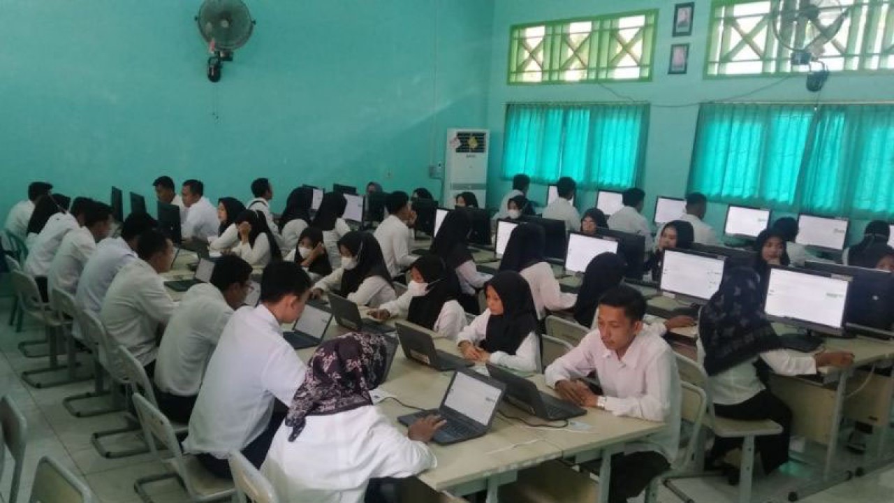 Saat calon anggota PPS dan PPK di Kabupaten Bengkulu Tengah saat mengikuti tes CAT beberapa waktu lalu. ANTARA/Anggi Mayasari