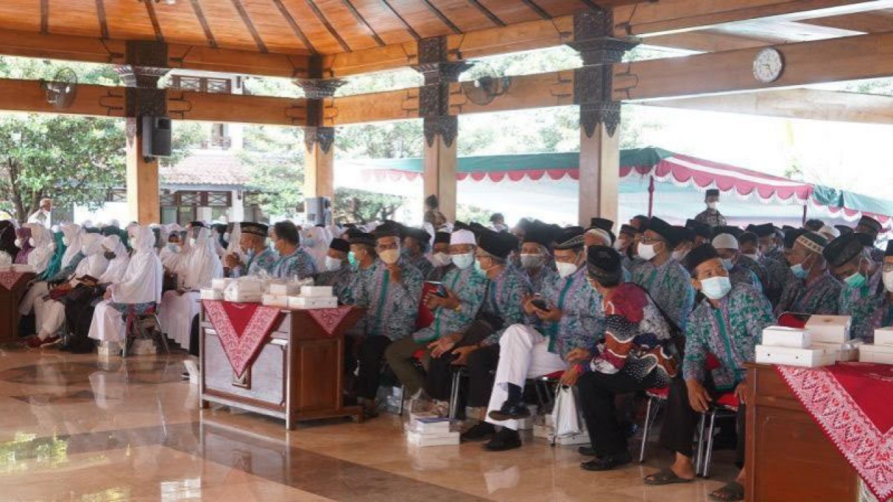 Calon jamaah haji asal Kabupaten Bantul, Daerah Istimewa Yogyakarta, tahun 2022 (ANTARA/Hery Sidik)