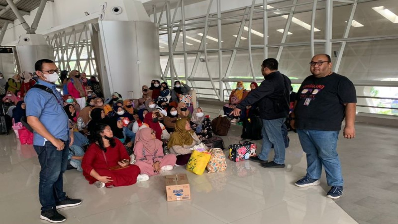 Kementerian Ketenagakerjaan menggagalkan keberangkatan 87 calon pekerja migran Indonesia di Bandara Juanda, Sidoarjo, Jawa Timur, Sabtu (28/1/2023). (ANTARA/HO-Kemnaker)