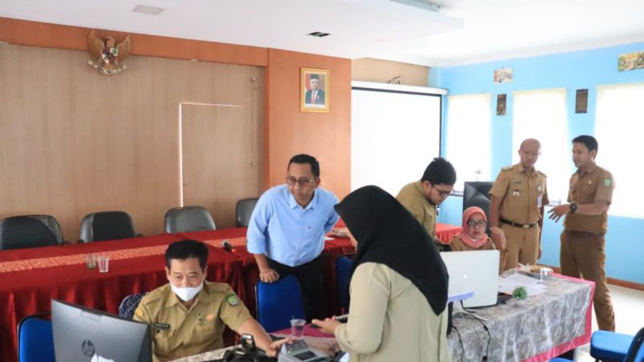 Camat Ciboda yakni Bucue Gartina (kemeja biru) saat sedang memantau layanan kependudukan di Kantor Kelurahan, Jumat.