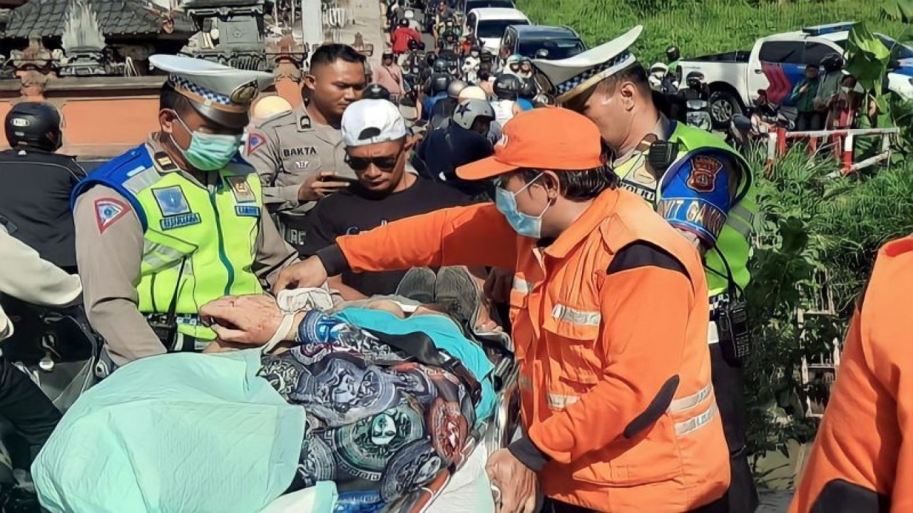 Petugas kepolisian dan BPBD mengevakuasi jasad warga negara Ukraina di Shortcut Canggu, Kuta Utara, Badung, Bali (10/1/2023). ANTARA/HO-Humas Polres Badung