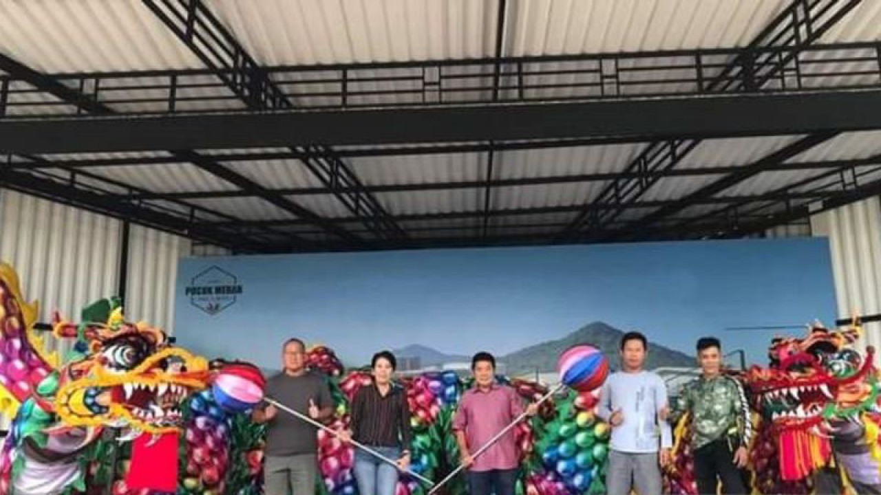 Pengurus Santo Yosep memperlihatkan sembilan replika naga yang akan ditampilkan pada perayaan Imlek dan Cap Go Meh di Singkawang (ANTARA/Rudi)