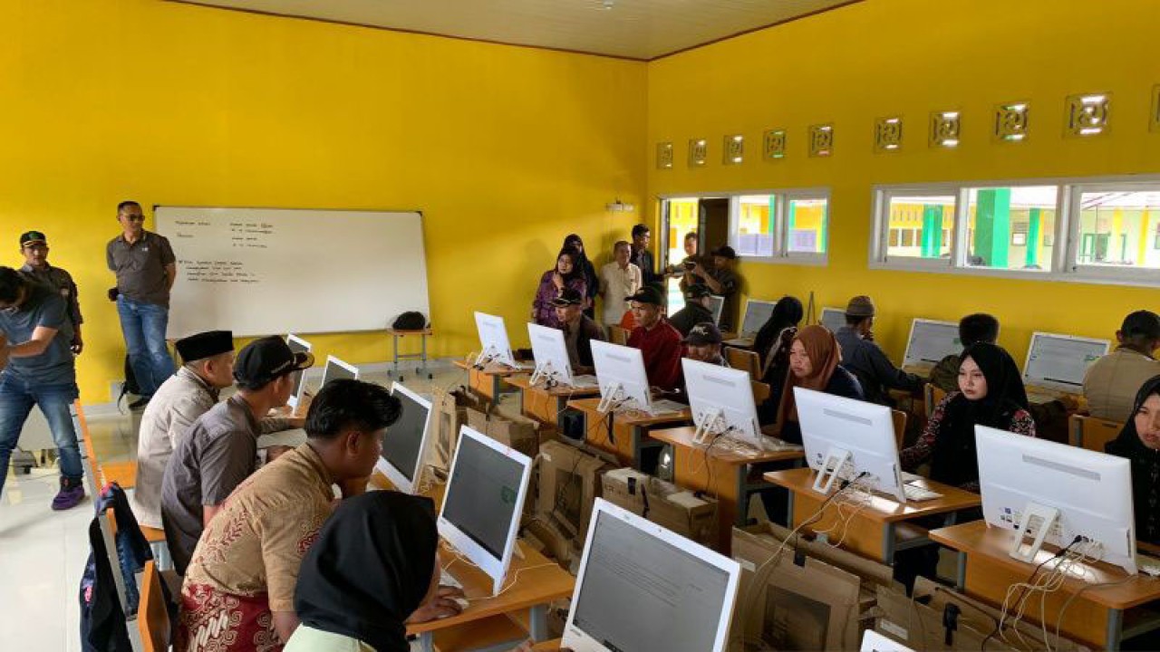 Calon PPS di Kabupaten Rejang Lebong saat mengiukti tes tertulis dengan sistem CAT pada 8 Januari 2023 lalu. dok. ANTARA