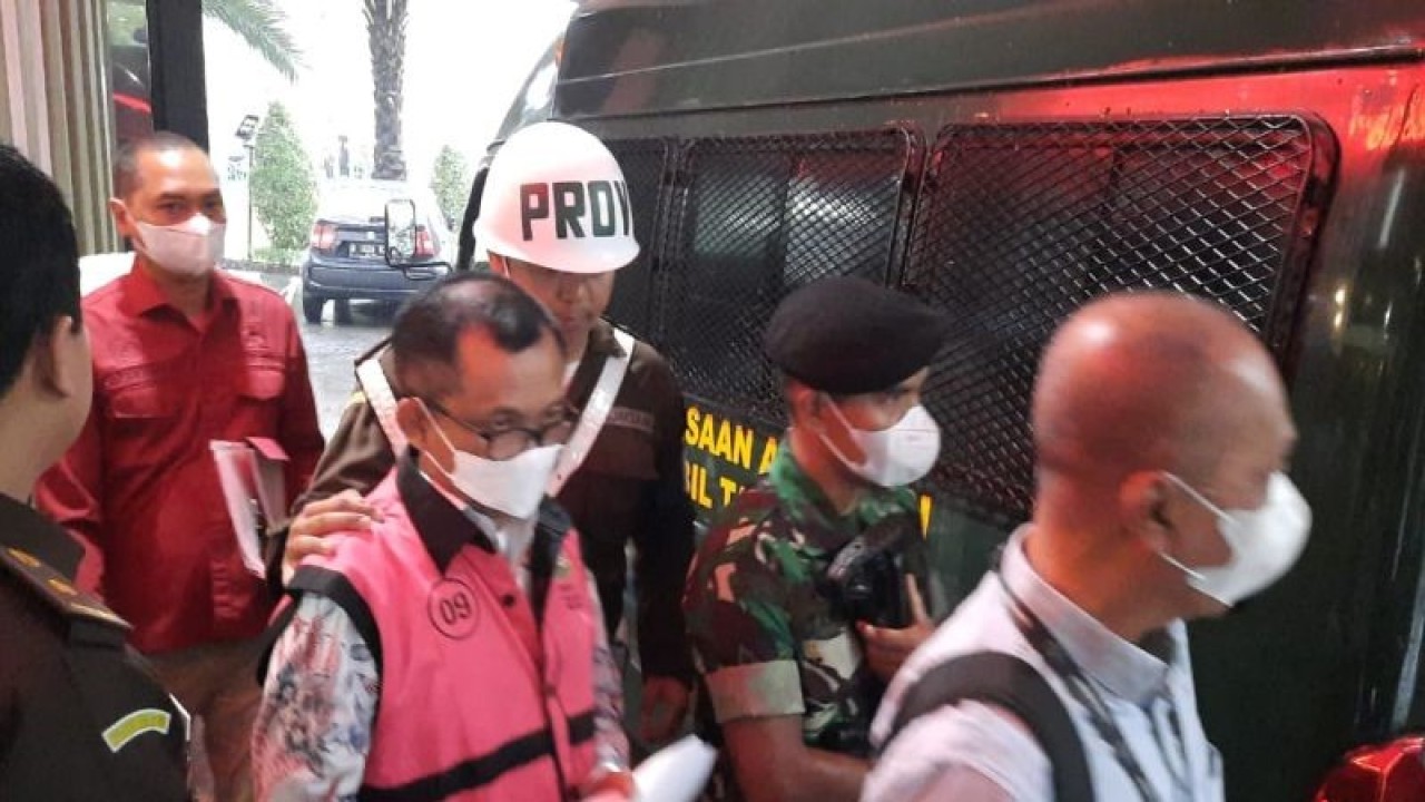 Penyidik Jampidsus Kejaksaan Agung membawa salah satu tersangka korupsi proyek penyediaan infrastruktur base transceiver station atau BTS di Kementerian Komunikasi dan Informatika (Kominfo) di Gedung Bundar Kejaksaan Agung, Jakarta, Rabu (4/1/2023). ANTARA/Laily Rahmawaty