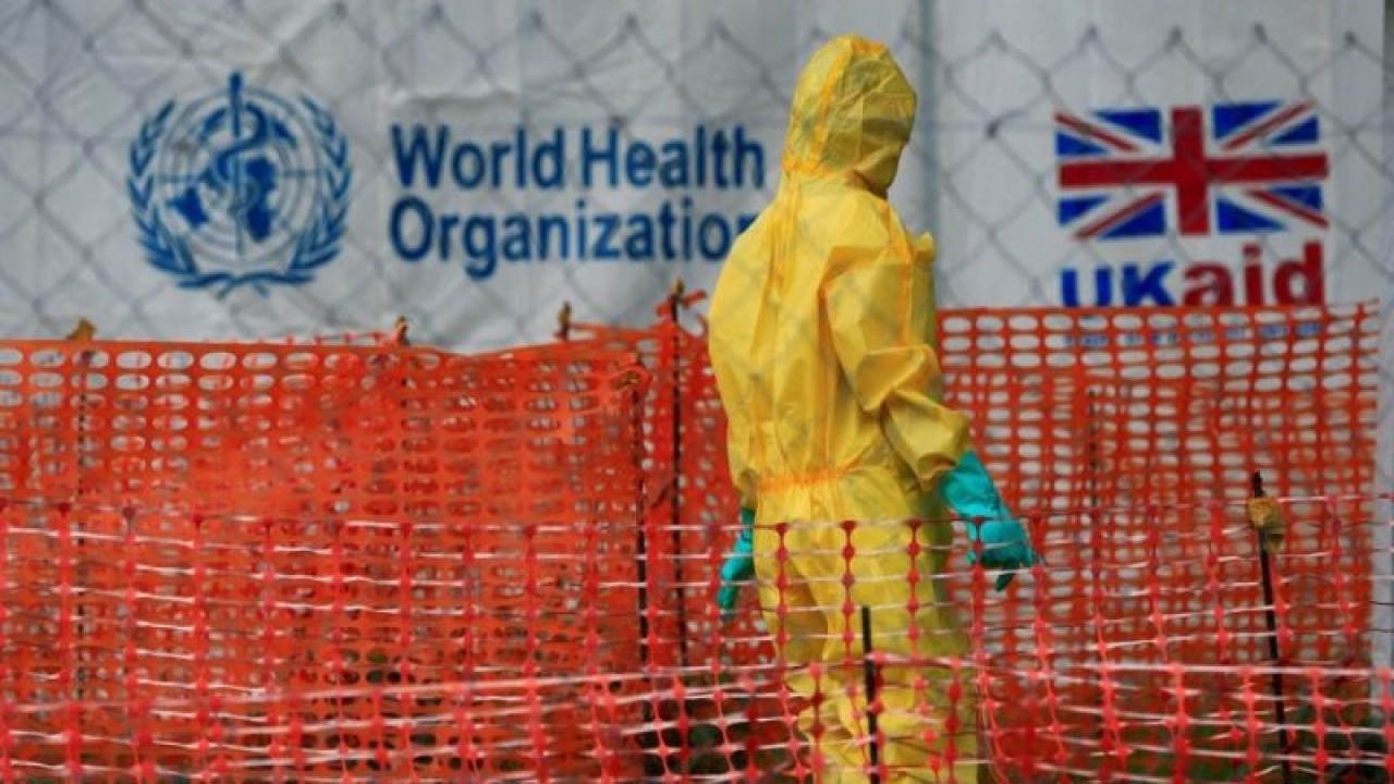 Arsip - Seseorang yang mengenakan pakaian pelindung Ebola terlihat di dalam fasilitas perawatan Ebola di rumah sakit umum Bwera dekat perbatasan dengan Republik Demokratik Kongo di Bwera, Uganda, 14 Juni 2019. (ANTARA/REUTERS/James Akena/as)