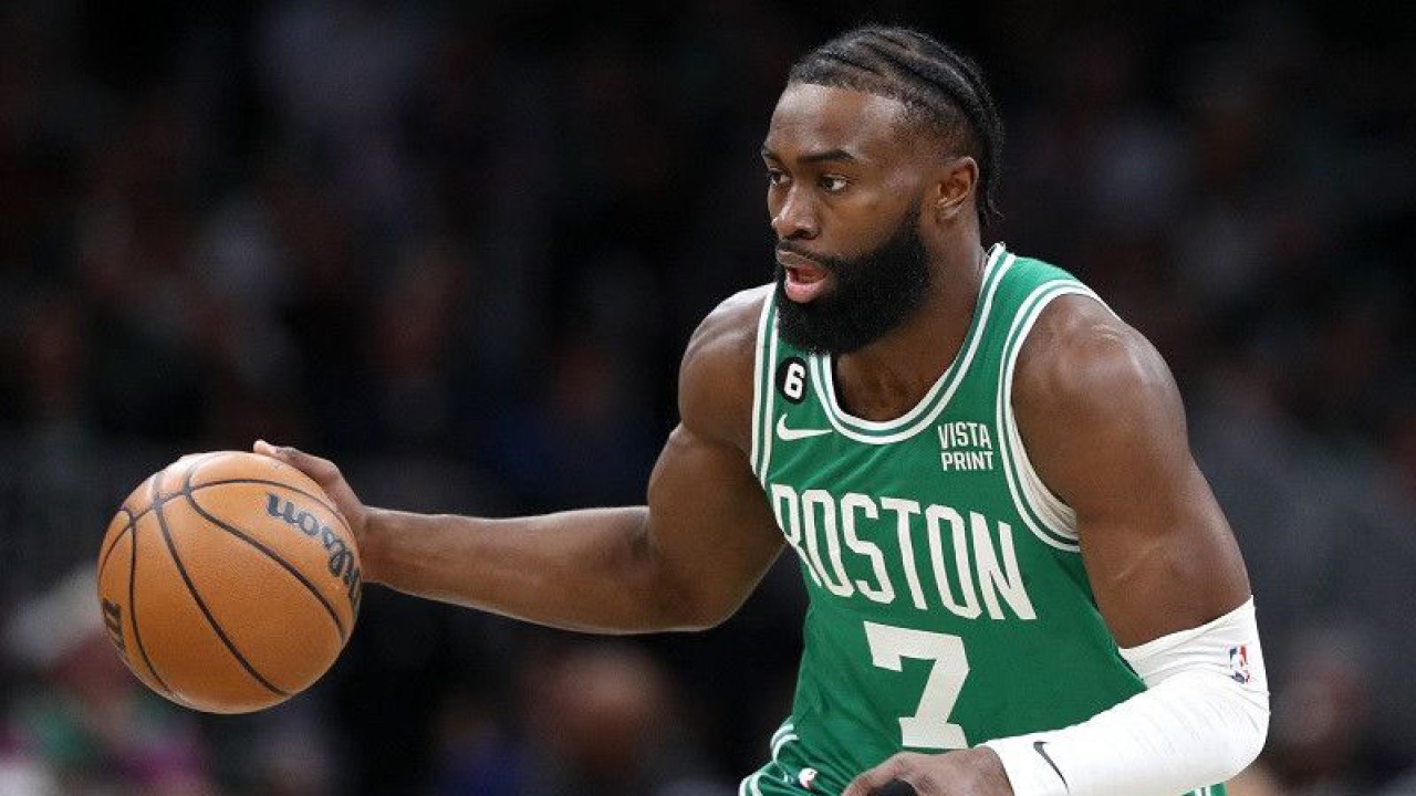 Pebasket Boston Celtics Jaylen Brown menguasai bola dalam gim lanjutan NBA melawan New Orleans Pelicans di TD Garden, Massachusetts, Amerika Serikat, Rabu (11/1/2023) waktu setempat. (ANTARA/AFP/GETTY IMAGES/Maddie Meyer)