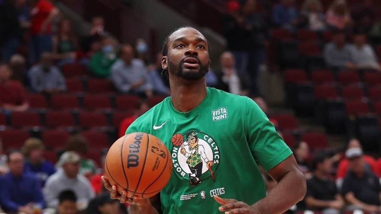 Pebasket Boston Celtics Noah Vonleh menjalani pemanasan jelang dimulainya gim lanjutan NBA melawan Chicago Bulls di United Center, Illinois, Amerika Serikat, Senin (24/10/2022). (ANTARA/AFP/GETTY IMAGES/Michael Reaves)