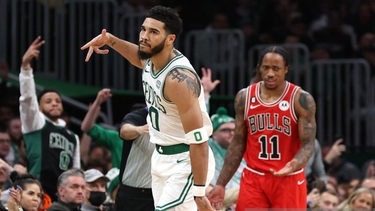 Bintang Boston Celtics Jayson Tatum (kiri) merayakan keberhasilannya melesakkan tripoin dalam gim lanjutan NBA melawan Chicago Bulls di TD Garden, Massachusetts, Amerika Serikat, Senin (9/1/2023) waktu setempat. (ANTARA/AFP/GETTY IMAGES/Maddie Meyer)