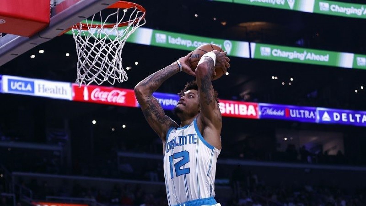 Pebasket Charlotte Hornets Kelly Oubre Jr. menghempaskan dunk melawan Los Angeles Clippers dalam gim lanjutan NBA di Crypto.com Arena, California, Amerika Serikat, Rabu (21/12/2022). (ANTARA/AFP/GETTY IMAGES/Ronald Martinez)