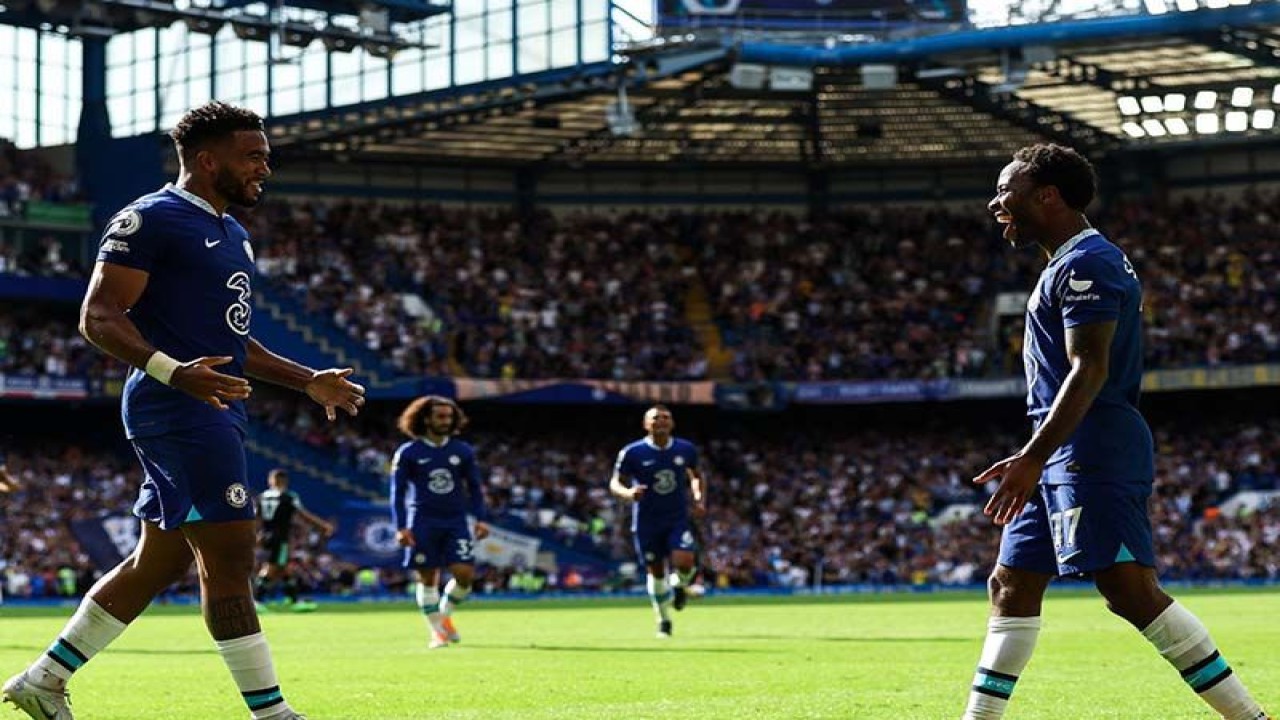 Raheem Sterling (kanan) berselebrasi bersama rekan-rekannya setelah mencetak gol ke gawang Leicester City dalam laga Liga Premier Inggris pekan ke-4 di Stamford Bridge, Sabtu (27/8/2022) (@ChelseaFC)