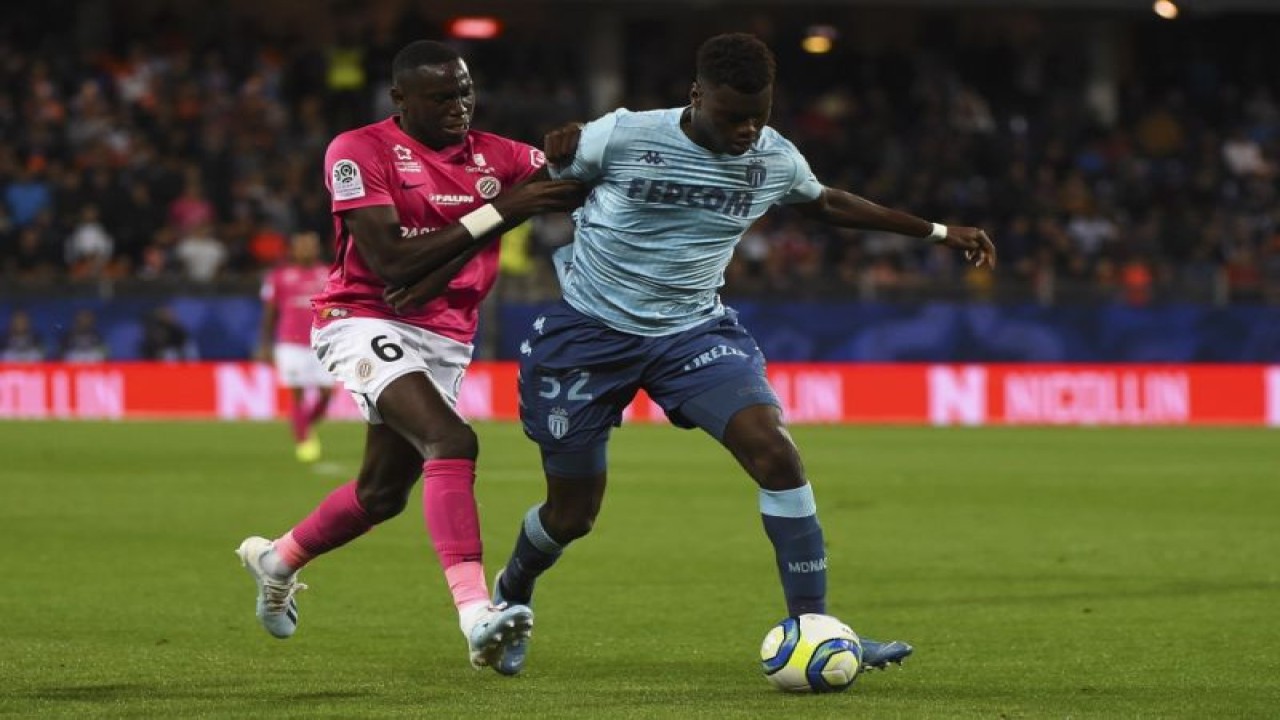 Monaco's French defender Benoit Badiashile Mukinayi (R) vies with Montpellier's French midfielder Junior Sambia during the French L1 football match between Montpellier Herault SC and AS Monaco at the Mosson stadium in Montpellier, southern France on October 5, 2019. (Photo by SYLVAIN THOMAS / AFP) (AFP/SYLVAIN THOMAS)