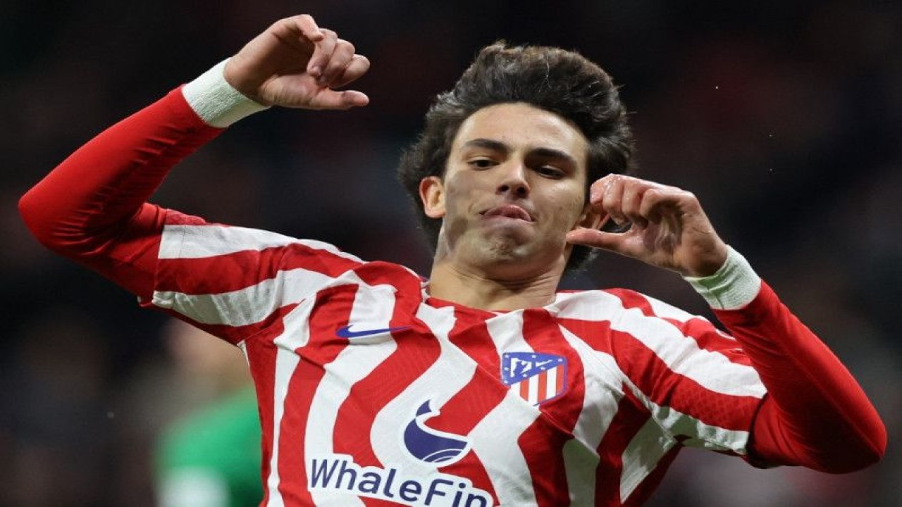 Striker Atletico Madrid Joao Felix ketika melakukan selebrasi gol dalam pertandingan LaLiga antara Club Atletico de Madrid dan Elche CF di Stadion Wanda Metropolitano di Madrid pada 29 Desember 2022. (AFP/PIERRE-PHILIPPE MARCOU)