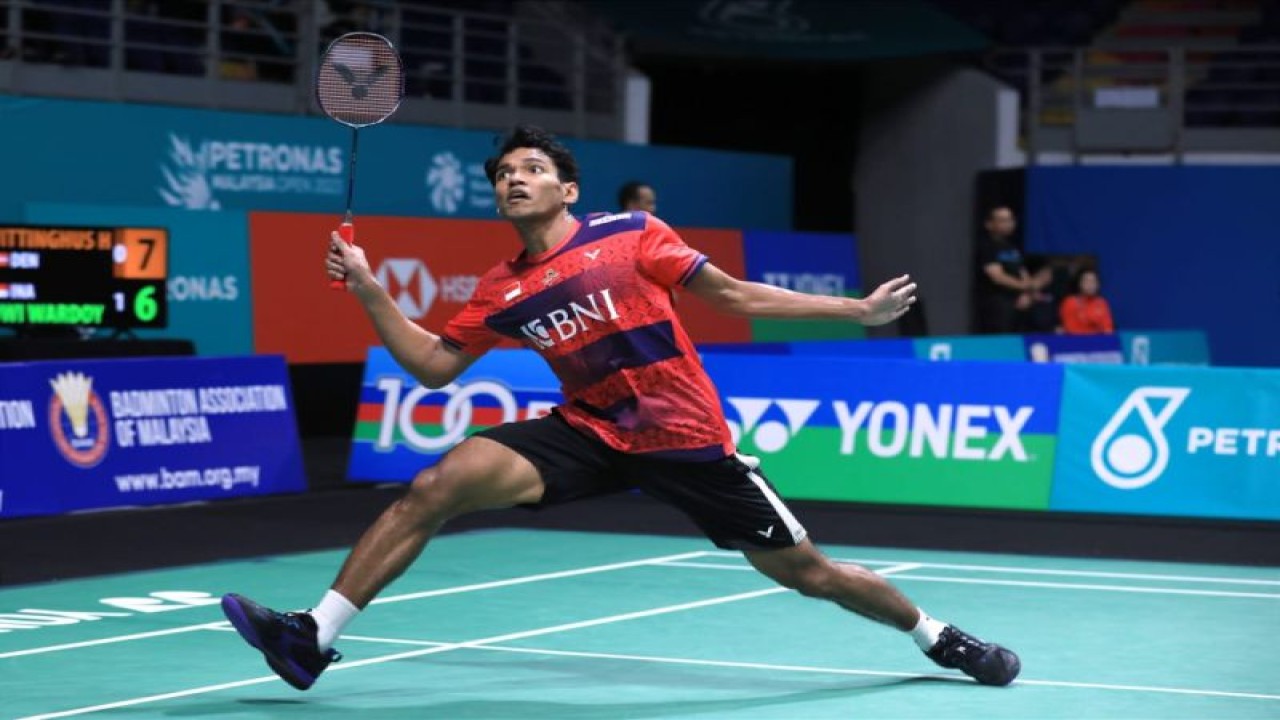 Tunggal putra Indonesia Chico Aura Dwi Wardoyo memastikan tiket babak kedua Malaysia Open 2023 usai mengalahkan wakil Denmark Hans-Kristian Solberg Vittinghus dengan skor 21-11, 16-21, 25-23 diAxiata Arena, Kuala Lumpur, Malaysia, Rabu (11/1/2023). (ANTARA/HO-PBSI)