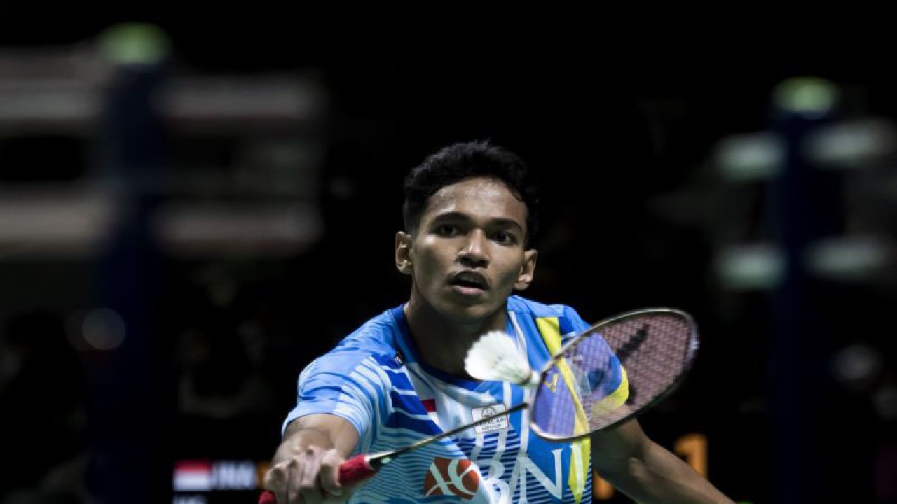 Arsip - Pebulu tangkis tunggal putra Indonesia Chico Aura Dwi Wardoyo mengembalikan kok ke pebulu tangkis tunggal putra Singapura Loh Kean Yew saat pertandingan pada babak 16 besar Daihatsu Indonesia Masters 2022 di Istora Senayan, Jakarta, Kamis (9/6/2022). . ANTARA FOTO/Muhammad Adimaja/YU