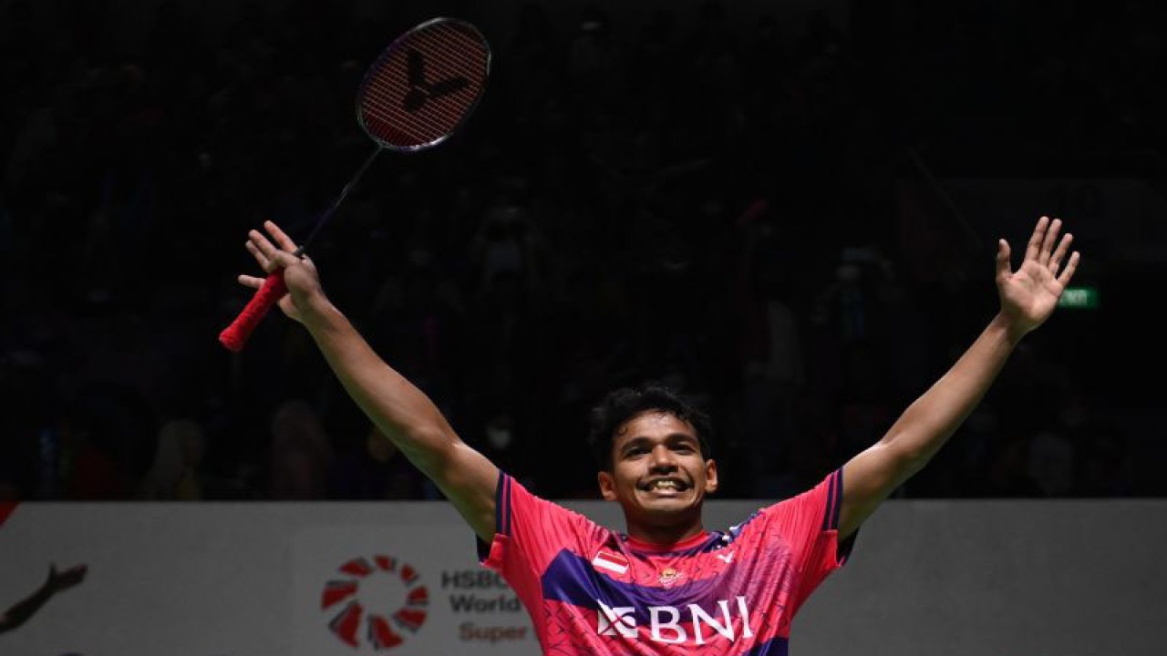 Pebulu tangkis tunggal putra Indonesia Chico Aura Dwi Wardoyo berselebrasi usai memenangkan pertandingan melawan pebulu tangkis tunggal putra Kanada Brian Yang dalam babak perempat final turnamen Daihatsu Indonesia Masters 2023 di Istora Gelora Bung Karno, Jakarta, Jumat (27/1/2023). Chico berhasil melaju ke babak semifinal usai mengalahkan Brian Yang dengan skor 21-16 dan 21-16. ANTARA FOTO/Indrianto Eko Suwarso/YU